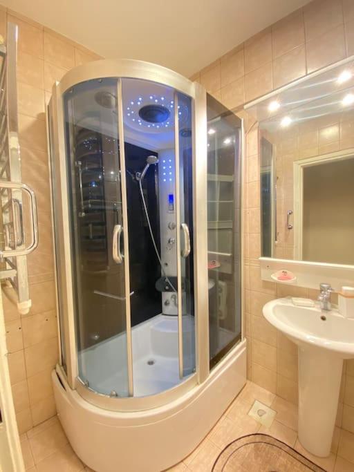 Appartement Comfy - Spacious Flat On The Kadikoey Seaside à Istambul Extérieur photo